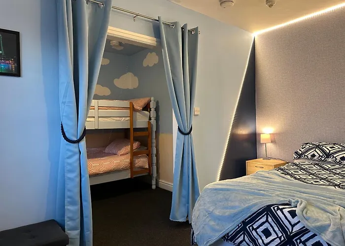 Winter Gardens Flat 4 Tower View Family Apartment
